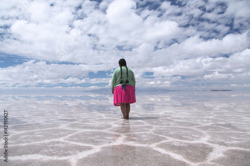 Bolivian woman on the Uyuni Saline (Salar de Uyuni), Aitiplano, Bolivia