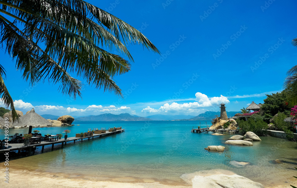 Naklejka premium Wonderful beautiful beach with pier and hill