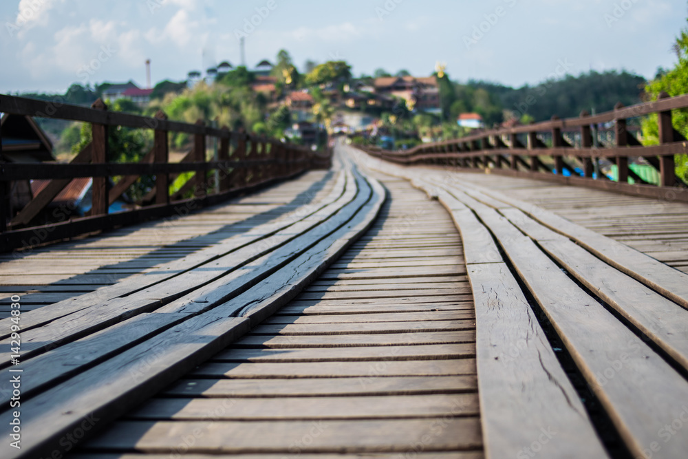 Obraz premium old wooden bridge (Mon bridge) at Sangkhlaburi, Kanchanaburi thailand