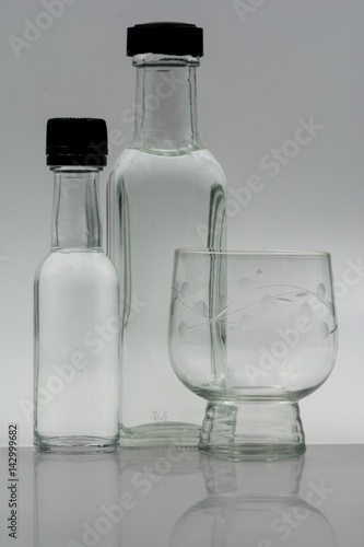Bottiglie e bicchiere riflessi.