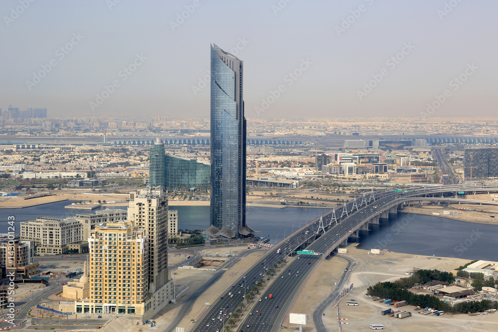 Fototapeta premium Widok z lotu ptaka Dubai D1 Tower Business Bay Bridge