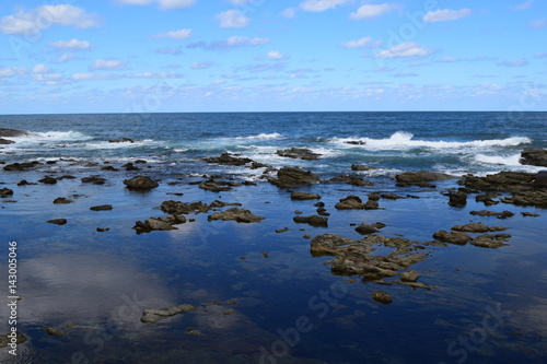 Fototapeta Naklejka Na Ścianę i Meble -  庄内海岸 ／ 奇岩怪石の磯が続く、山形県庄内海岸の岩場風景です。