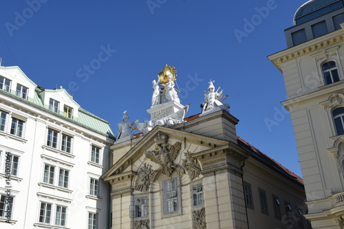 Wien, Am Hof, Bürgerliches Zeughaus, Zeughaus, Gesims, Globus, goldener Globus, Gold photo