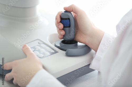 Slika na platnu Doctor using Fundus camera, closeup