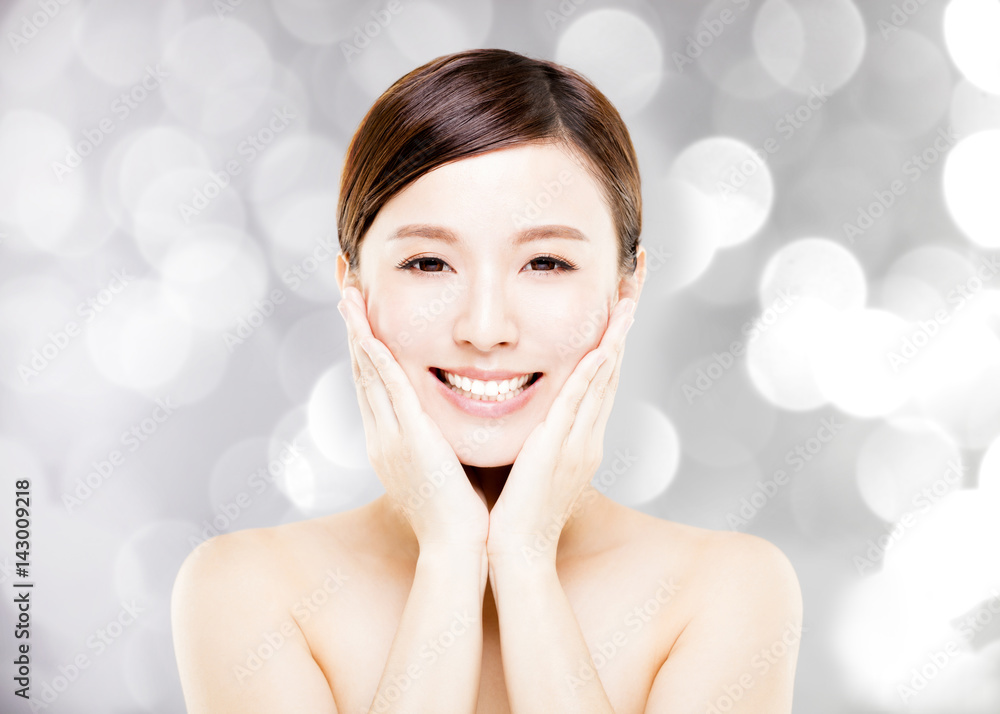 Naklejka premium closeup young woman face with blur background