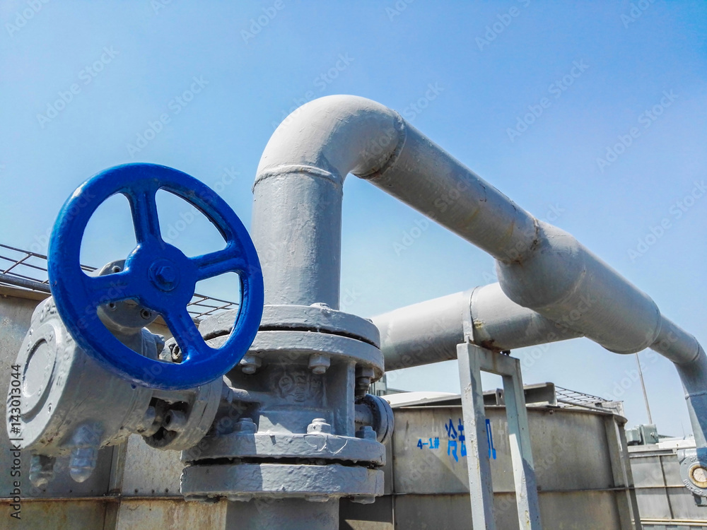 The large central air conditioning cooling machine tube and valve The large central air conditioning cooling machine tube and valve