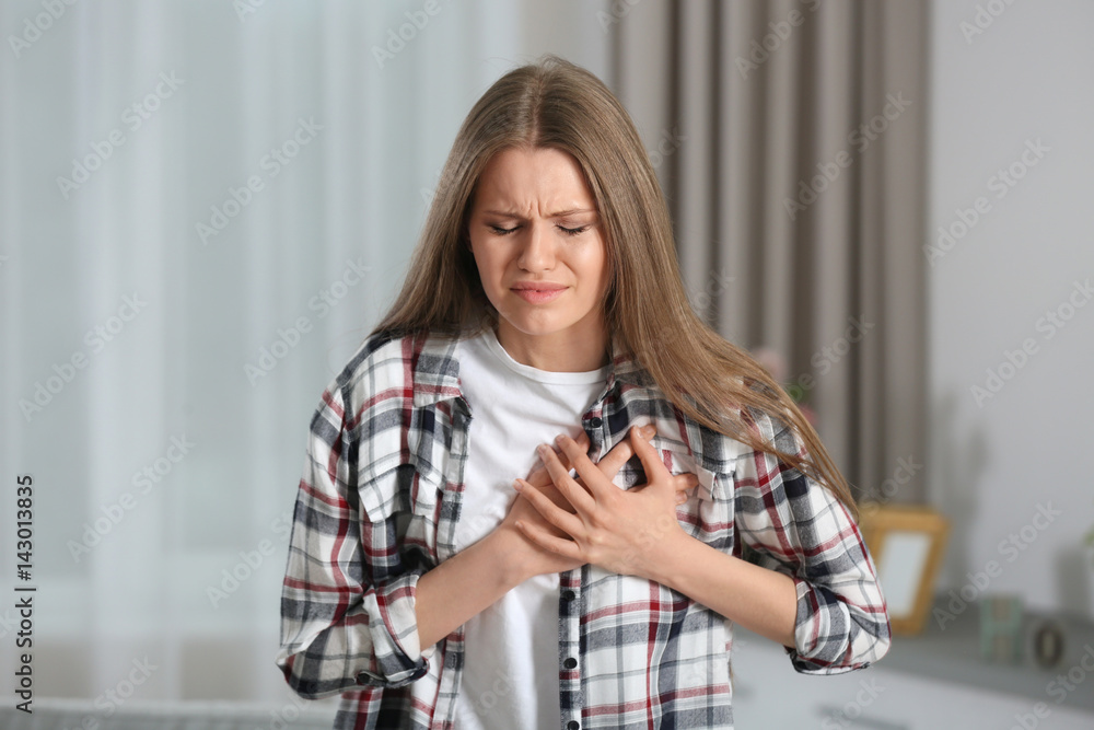 Φωτογραφία Girl having a heart attack at home