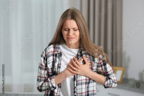 Φωτογραφία Girl having a heart attack at home
