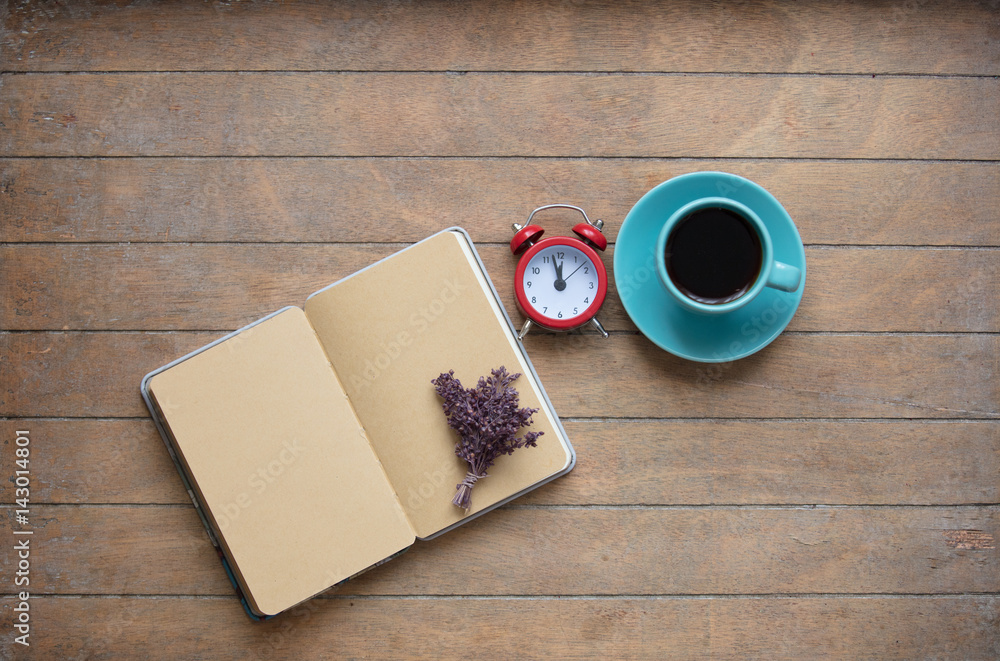 Φωτογραφία photo of opened notebook, bunch of lavender, alarm clock and cup of coffee on th