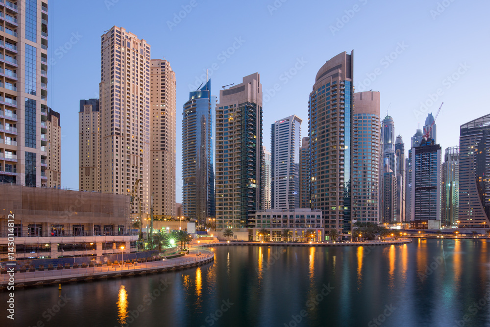Dubai Marina Hochhaus Hochhäuser Nacht Abend blaue Stunde