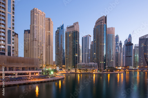 Dubai Marina Hochhaus Hochhäuser Nacht Abend blaue Stunde