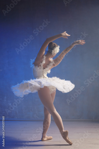Fototapeta Naklejka Na Ścianę i Meble -  Young ballerina dancing in studio
