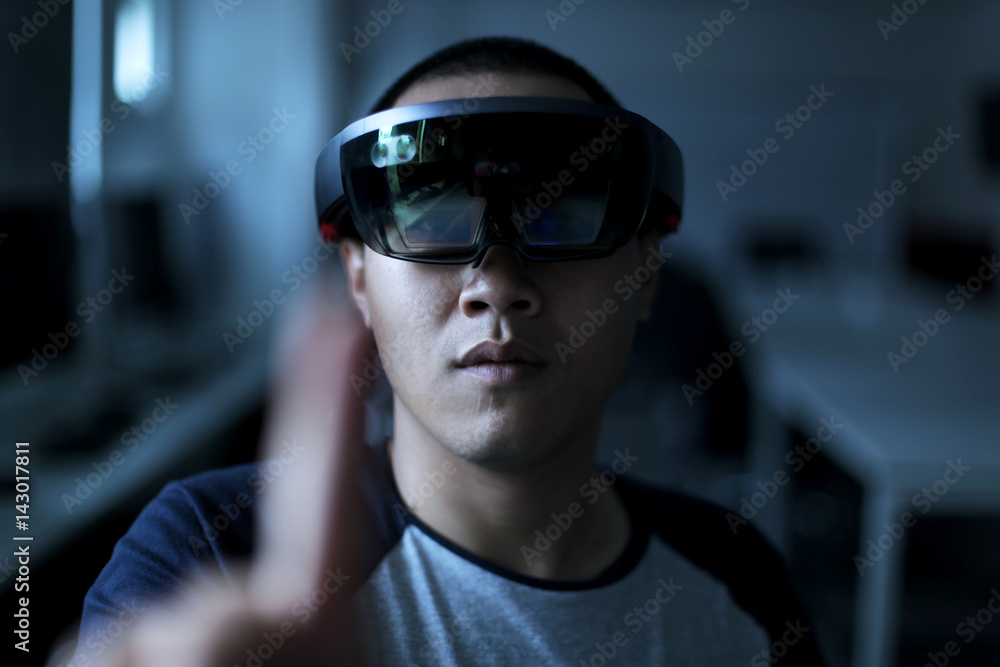 Trying Virtual Reality with Microsoft HoloLens headset Trying Virtual Reality with Microsoft HoloLens headset