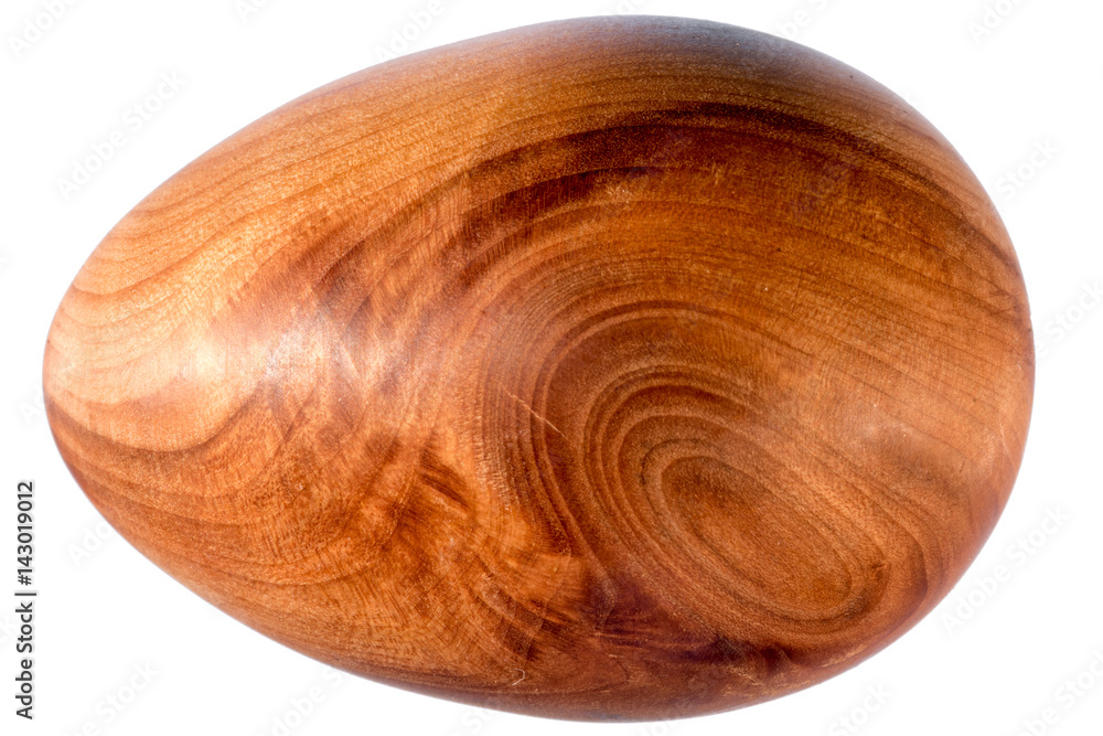 Osterei aus holz freigestellt auf weiß
Osterei aus holz freigestellt auf weiß
