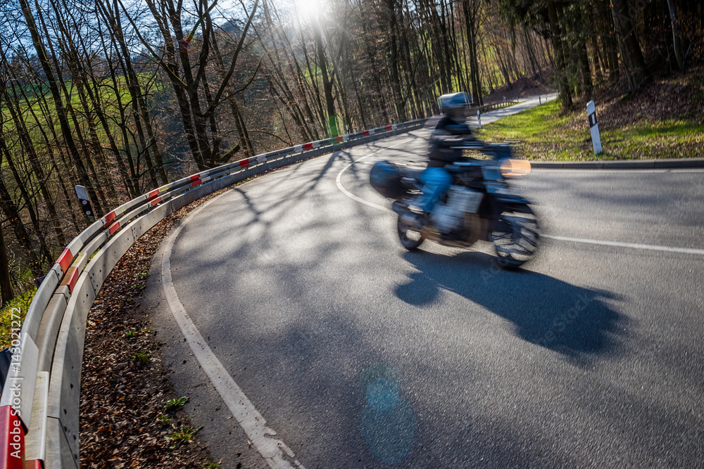 Fototapeta premium Motorradfahrer auf ehemalige Bergrennstrecke, Landstraße nach Zotzenbach