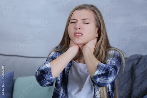 Sick young woman having pai...