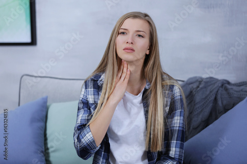 Sick young woman having pai...