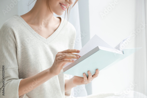 Beautiful young woman readi...