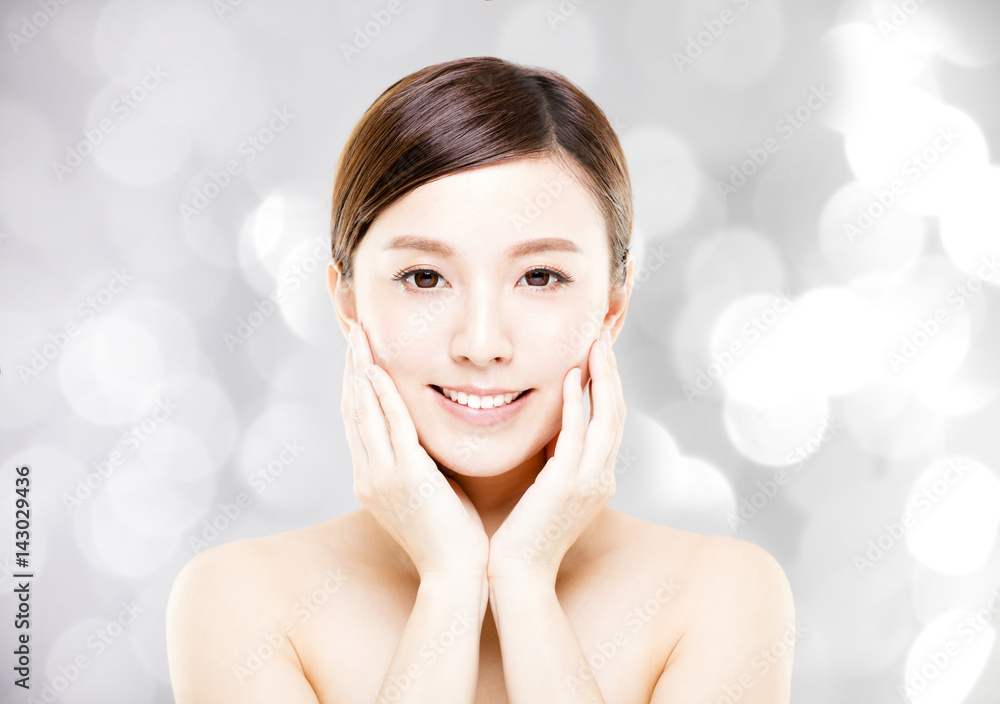 Naklejka premium closeup young woman face with blur background