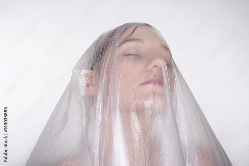 Frau hinter Folie Frau hinter Folie