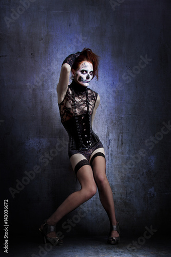 Skull woman © Warpedgalerie