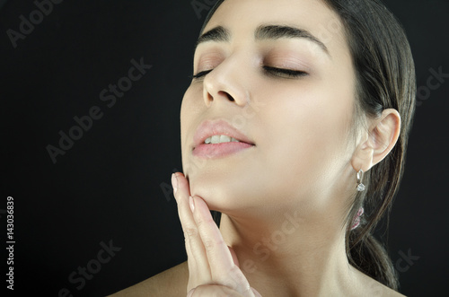 Slika na platnu Portrait of a women who caress herself in the face