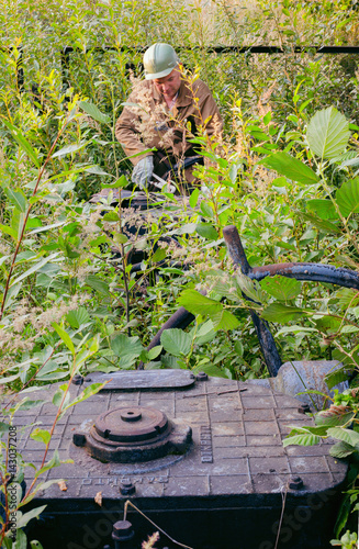Fotografie Adjustment of the mechanism in thickets