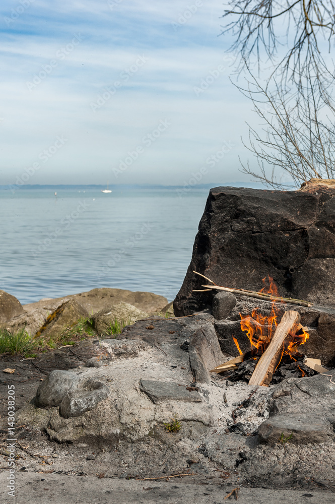 Obraz premium feuer am see