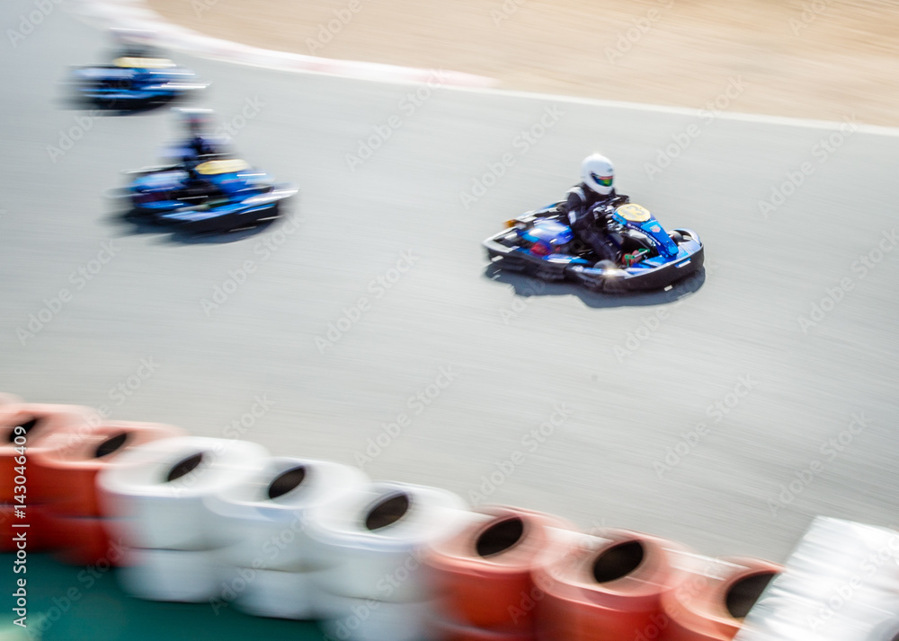 Obraz premium Daytime carting race