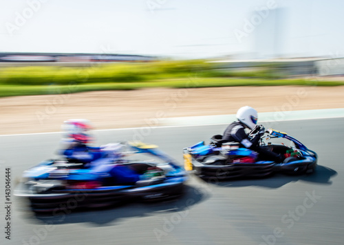 Daytime carting race