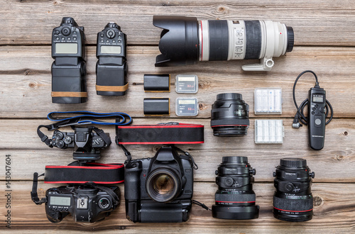 Quadro su tela Photographic equipment on an old board