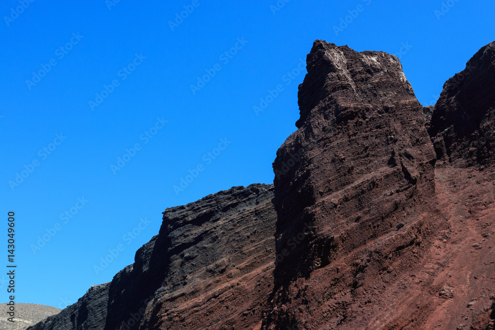 pareti a picco sulla spiaggia - Red beach - Santorini island