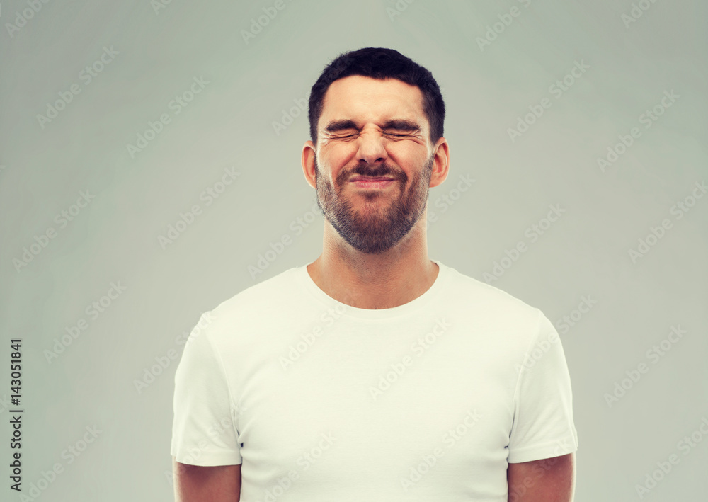 Obraz premium man wrying over gray background