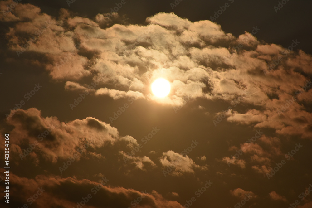 雲から透けて見える夕暮れの太陽「空想の世界・空に浮かぶ無数のモンスター」