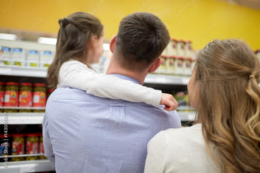 Obraz premium family buying food and shopping at grocery store