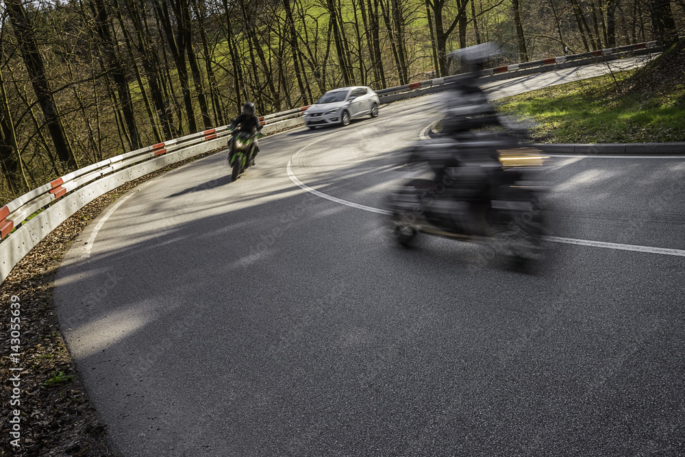 Naklejka premium Motorradfahrer und Auto auf der ehemaligen Bergrennstrecke, Landstraße nach Zotzenbach