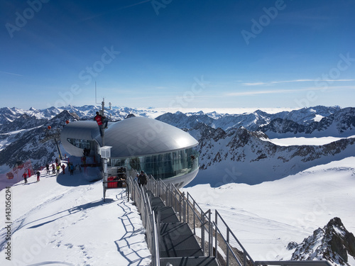 Bergstation von Gondelbahn Hinterer Brunnenkogel auf 3440 Meter im Skigebiet Pitztaler Gletscher bei wolkenlosem, strahlendblauen Himmel