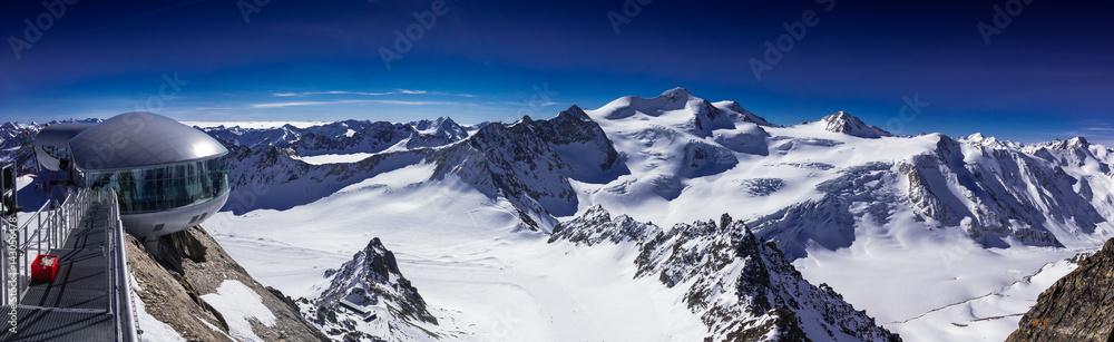 Panorama Skigebiet Pitztaler Gletscher bei wolkenlosem, strahlendblauen Himmel