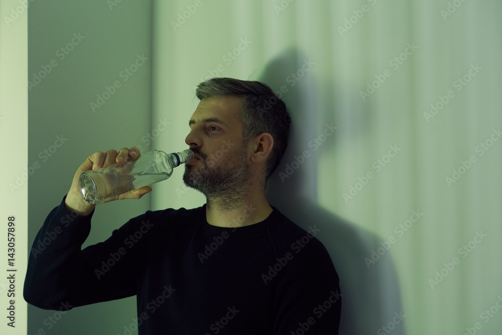Man drinking vodka StockFoto Adobe Stock