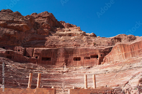 Giordania, 02/10/2013: l'anfiteatro romano, un grande teatro con colonne e gradinate scavato nella roccia nella città archeologica di Petra