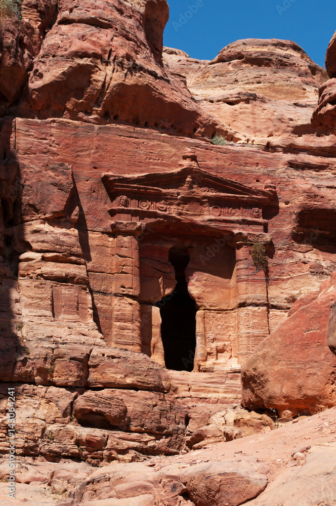 Giordania, sito archeologico di Petra, 02/10/2013: una tomba rossa sulla salita che porta al Monastero 