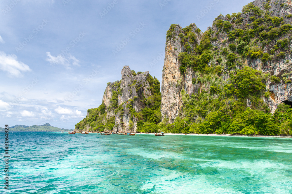 Obraz premium Beautiful rocks mountain and crystal clear sea at Krabi