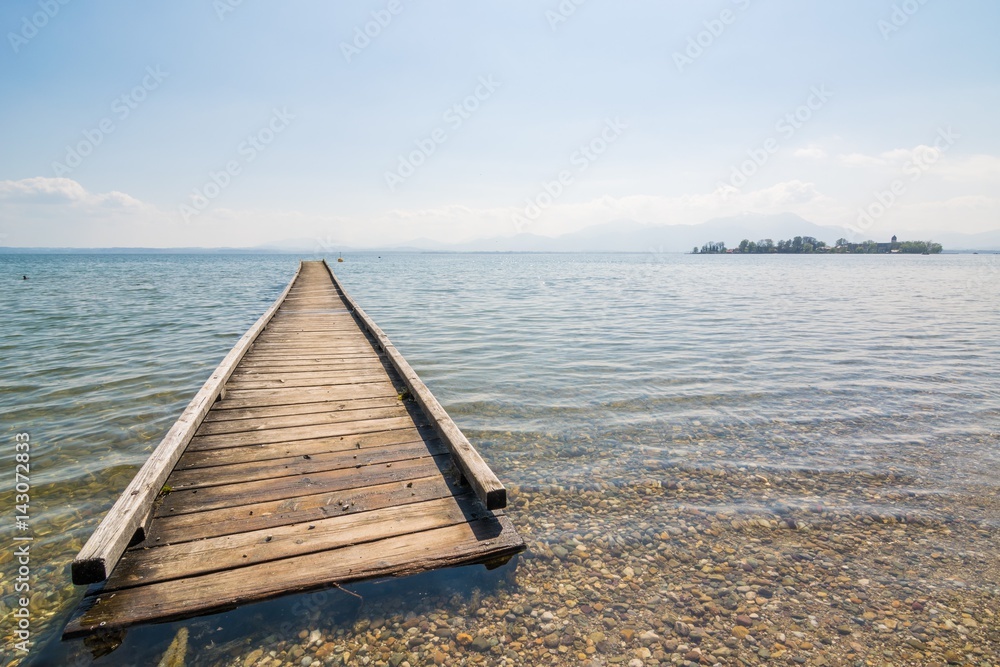 Steg bei Gstadt am Chiemsee, Oberbayern in Deutschland Steg bei Gstadt am Chiemsee, Oberbayern in Deutschland