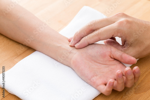 Obraz na plátně Chinese therapy for diagnose pulse of patient