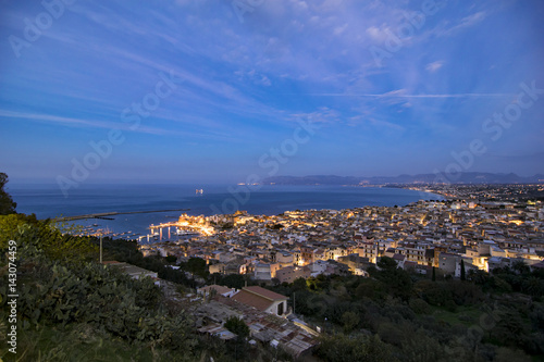 Vista panoramica di Castellammare del Golfo al calar della sera, provincia di Trapani IT 