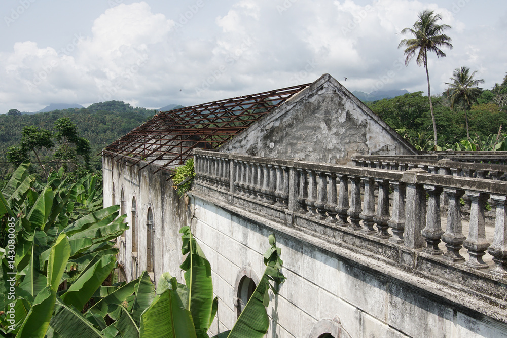 Obraz premium Ruine des Krankenhauses der Plantage Roca Agua Ize, Sao Tome, Afrika