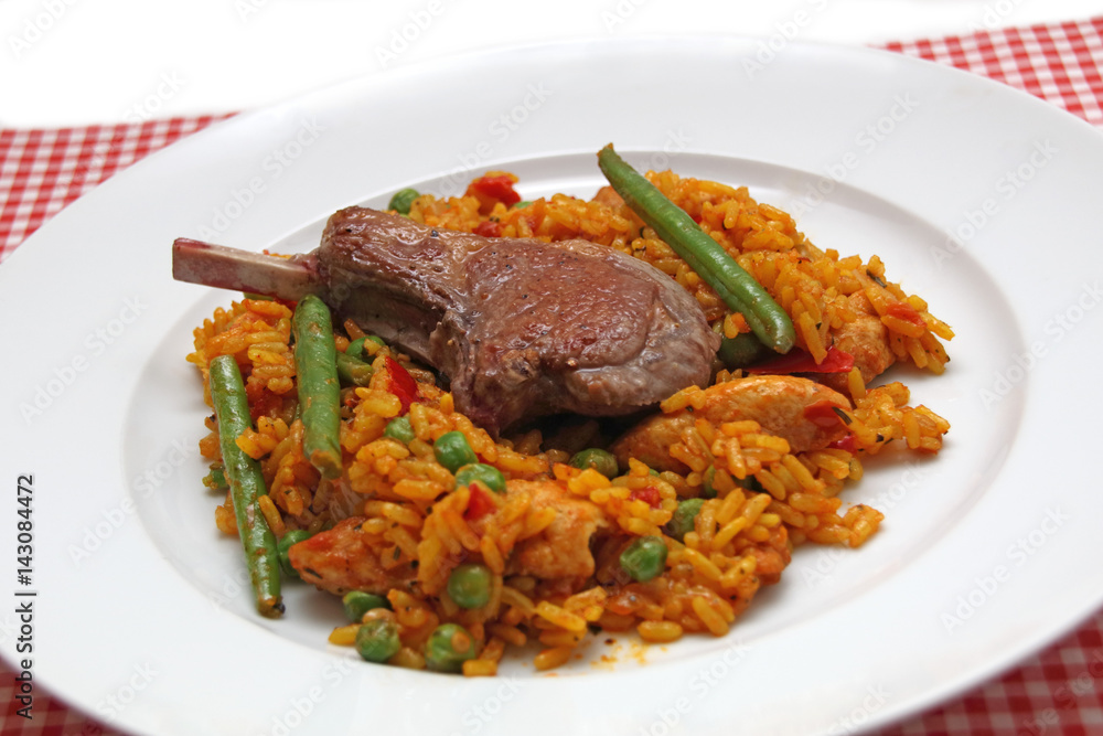 Paella mit Lamm und Hühnerfleisch