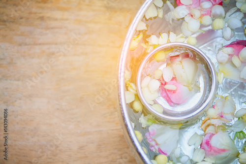 фотографія Jasmine and roses flower in water bowl, Songkran festival background in Thailand