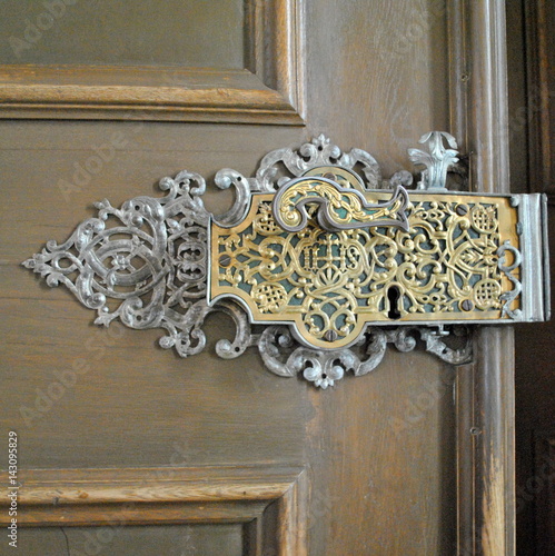 Zabytkowa klamka i zamek u drzwi