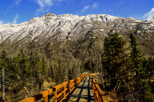 kładka w górach na alasce